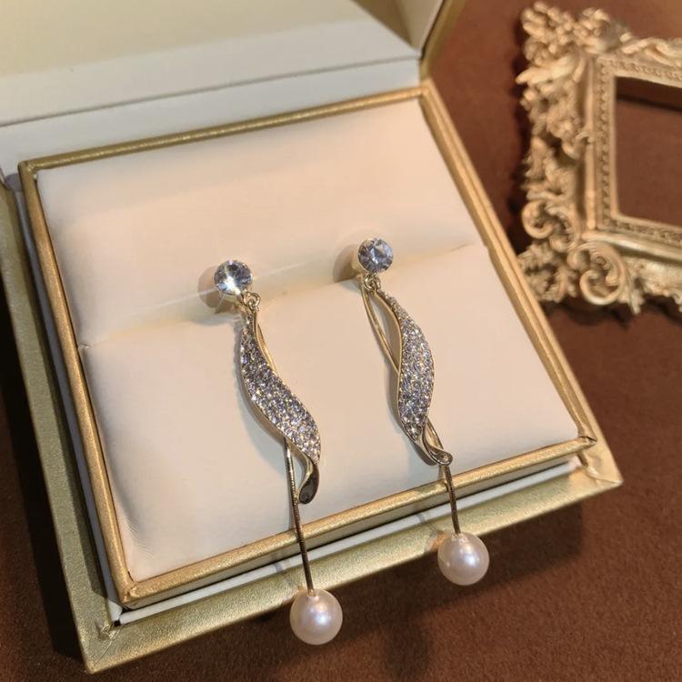 2022 New Temperament Wings Pearl Piercing Earrings