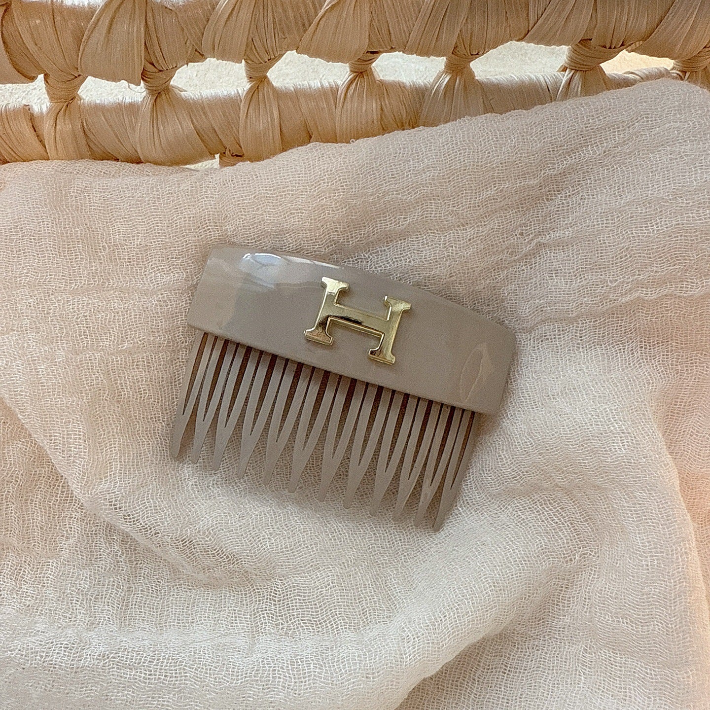Korean-style trendy letter H upside-down comb（🔥Buy 2 Get 2 Free🔥）