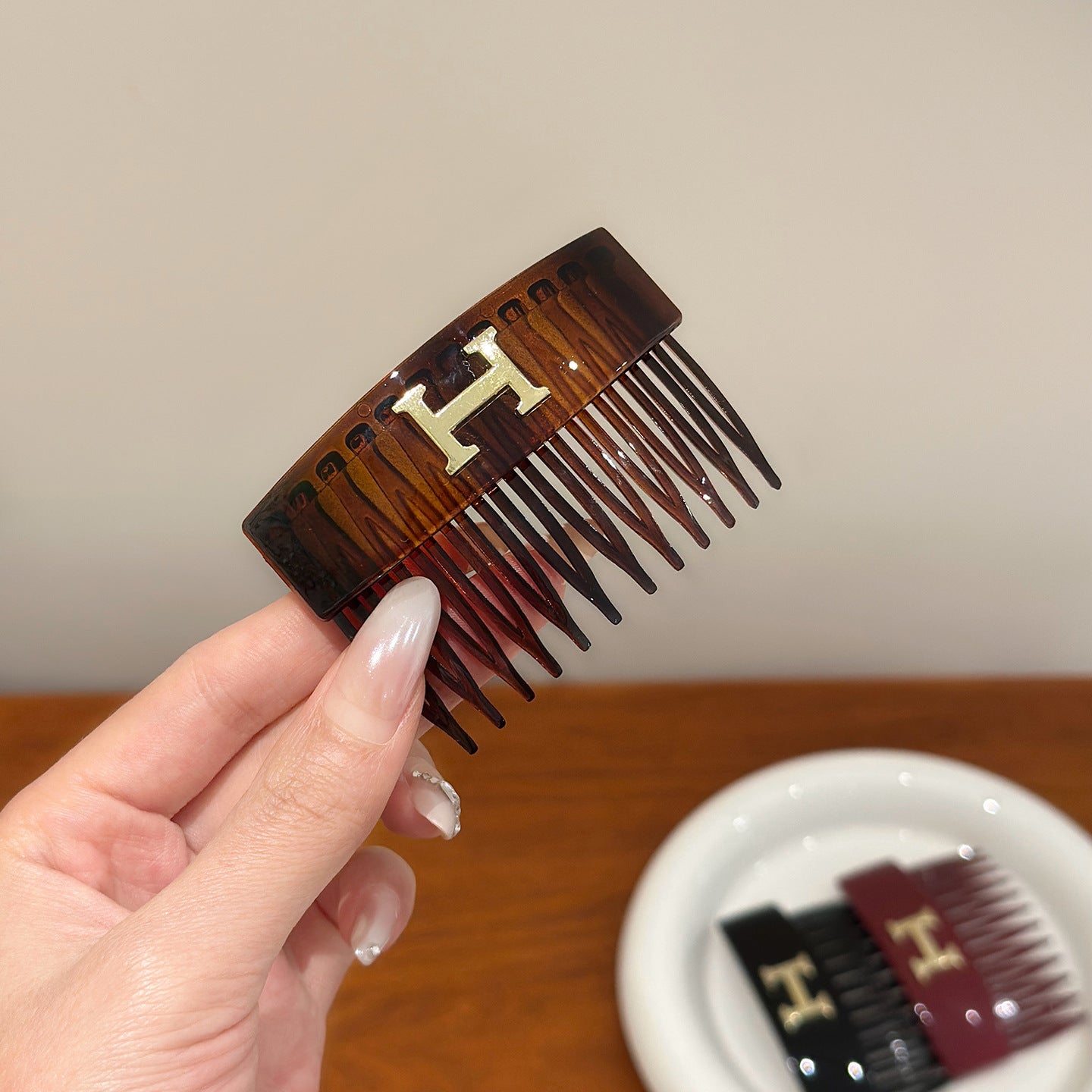 Korean-style trendy letter H upside-down comb（🔥Buy 2 Get 2 Free🔥）