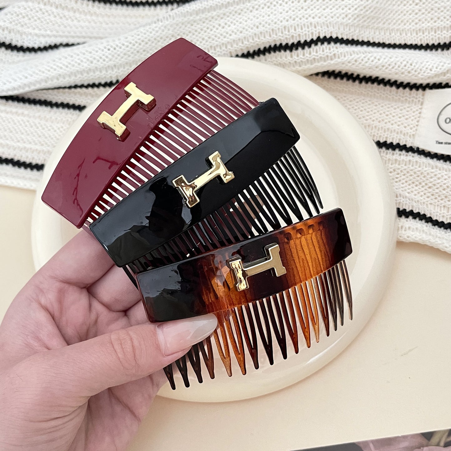 Korean-style trendy letter H upside-down comb（🔥Buy 2 Get 2 Free🔥）